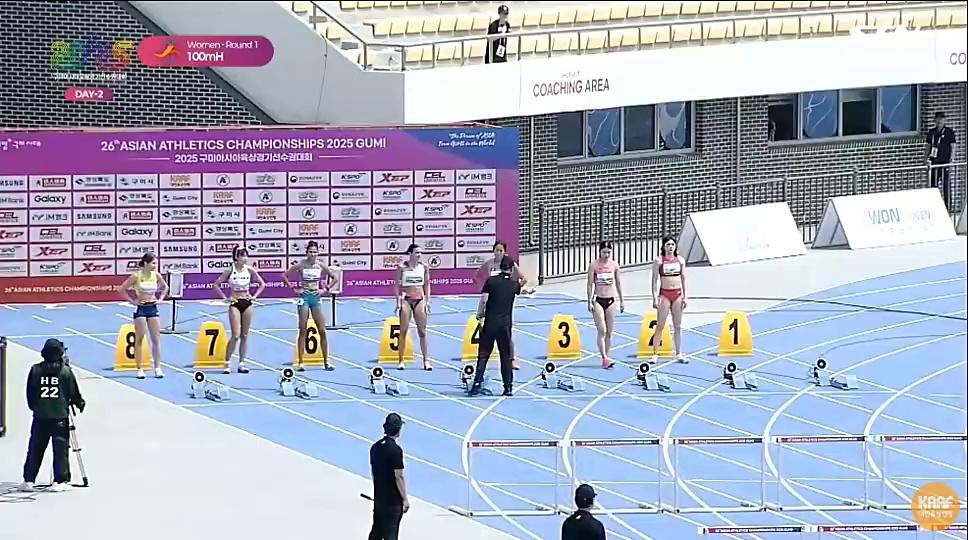 田径比赛女子百米预赛进行中